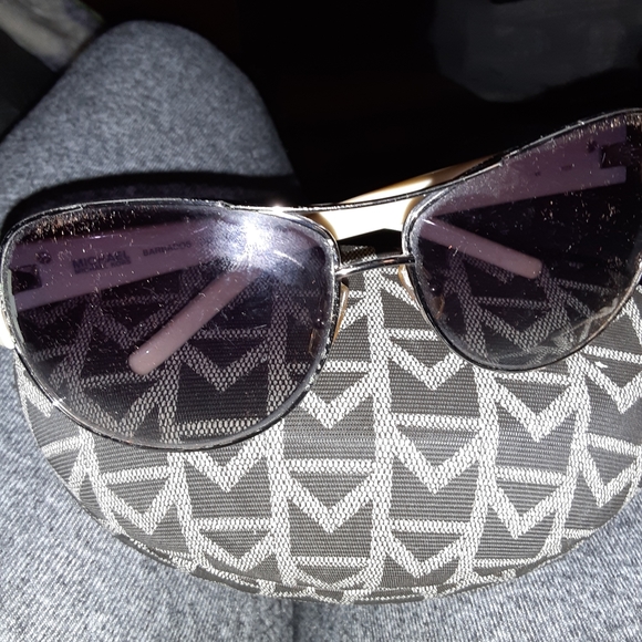 LADIES SUNGLASSES BY MICHEAL KORS - Picture 4 of 6